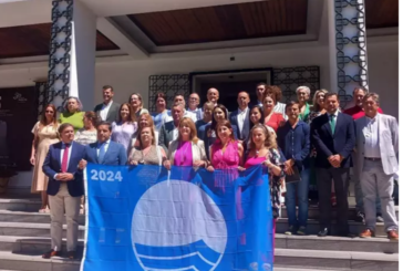 La junta entrega a Isla Cristina las banderas azules que ha obtenido en la provincia de Huelva