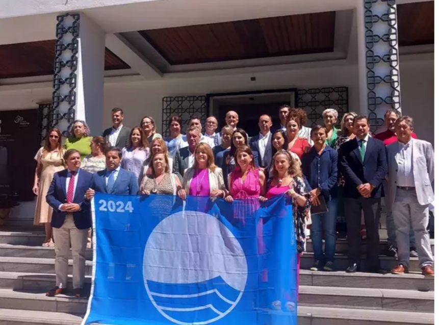La junta entrega a Isla Cristina las banderas azules que ha obtenido en la provincia de Huelva