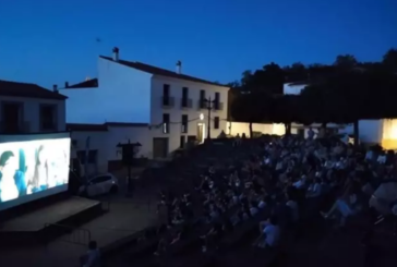 Los municipios y aldeas de la provincia de Huelva disfrutan ya del 'Cine en el Pueblo' en las noches de verano