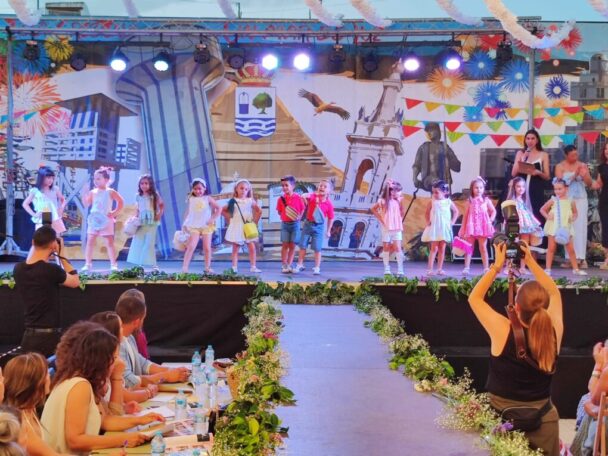 WhatsApp-Image-2025-06-20-at-11.56.58-608x456 Rocío Pardo y Elena Neto Reinas de las Fiestas en Honor a María Auxiliadora, Patrona de la barriada de Pozo del Camino
