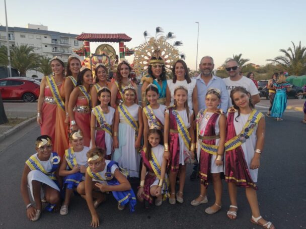 muestra-carnaval3-608x456 Explosión de color, música y diversión en la Muestra del Carnaval de Verano en Isla Cristina
