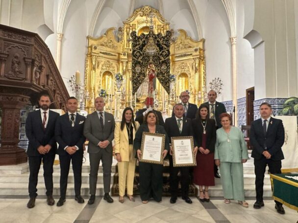 WhatsApp-Image-2026-04-26-at-11.38.26-2-608x456 La Hermandad del Rocío de Isla Cristina ya luce la Medalla de la Ciudad en su Simpecado