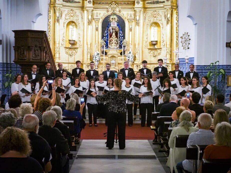 CORAL4-925x694 La música coral volvió a la Parroquia de Nuestra Señora de los Dolores de Isla Cristina con la inauguración del Festival Coral del Atlántico.
